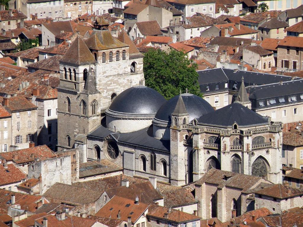卡奥尔La Chantrerie的一座有屋顶的城市的古老教堂