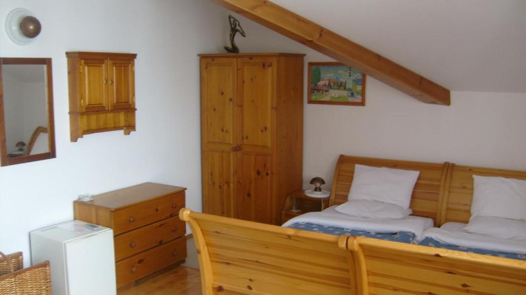 班斯科拉霍夫酒店 的一间卧室配有木床和梳妆台