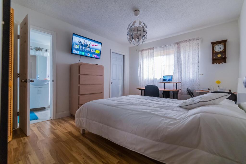 迈阿密Miami nice的卧室配有一张床,墙上配有电视。