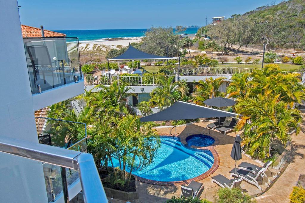 黄金海岸可伦宾海滩沙堡酒店的享有度假胜地的空中景致,设有游泳池和海滩