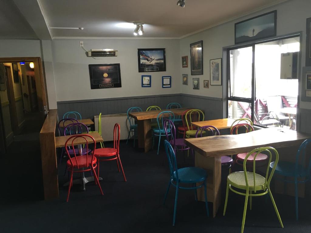福克斯冰川Ivorytowers Accommodation的用餐室配有色彩缤纷的桌椅