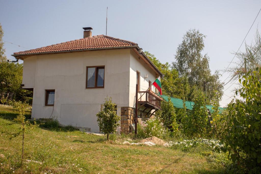 BoykovetsVacation Home Selo Boykovets的田野上小山上的小房子