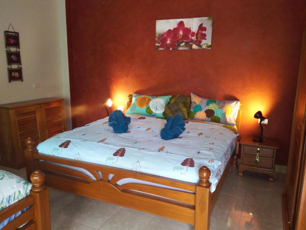 蔻立娜娜努拉客房公寓 的一间卧室配有一张蓝色弓的木床