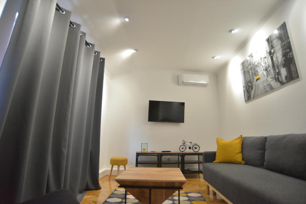 贾科沃Apartman LENA的客厅配有沙发和桌子