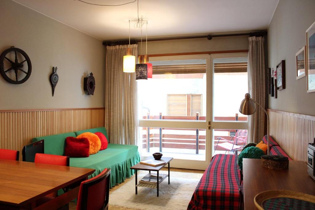 库马约尔L'Atelier du Temps - DOWNTOWN Apartment的客厅配有绿色沙发和桌子