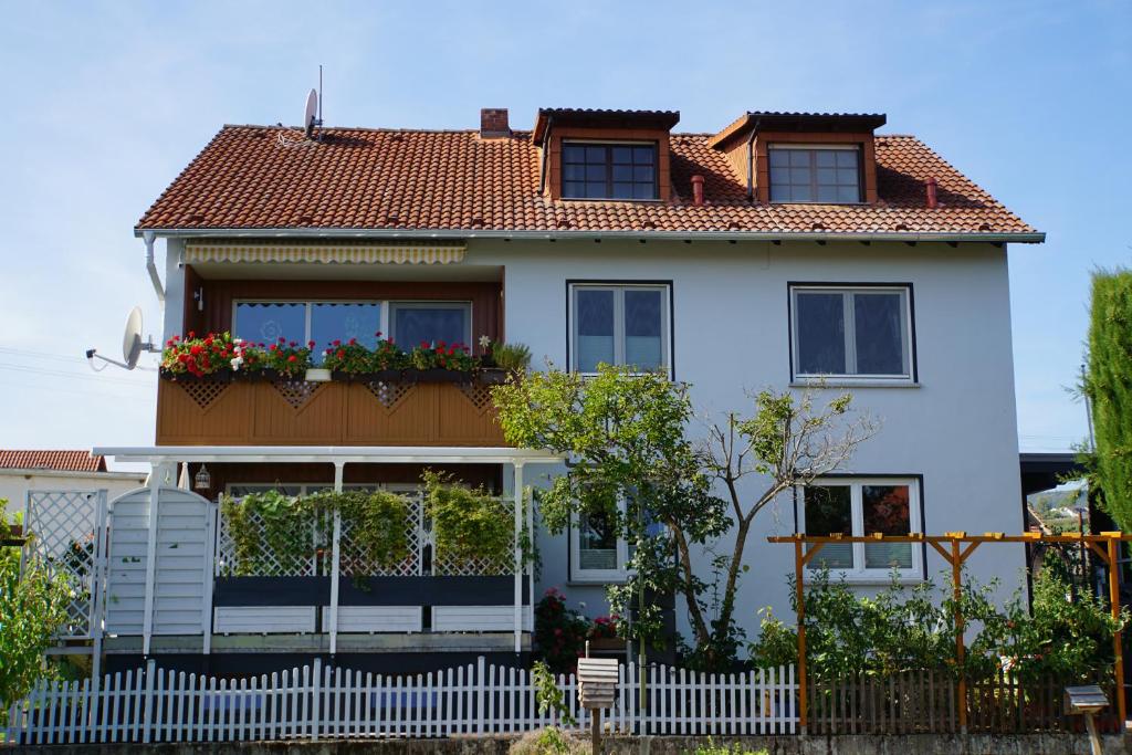 卡尔斯塔特Ferienwohnung Knittel的前面有栅栏的白色房子