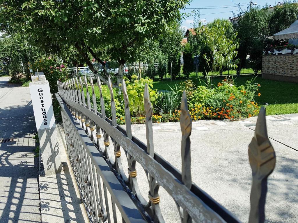 萨拉热窝Guesthouse Relax and Fly Sarajevo的后方设有花园的木栅栏