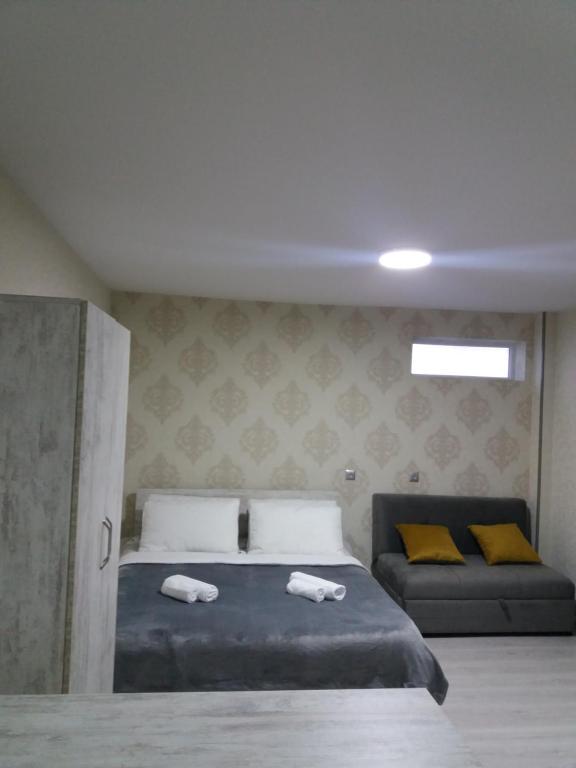 博尔若米Apartament LashaGiorgi的一间卧室配有一张床,上面有两条毛巾