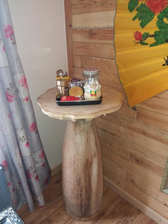 沙勒罗瓦Sweet home的一张用木头制成的桌子,上面有食物