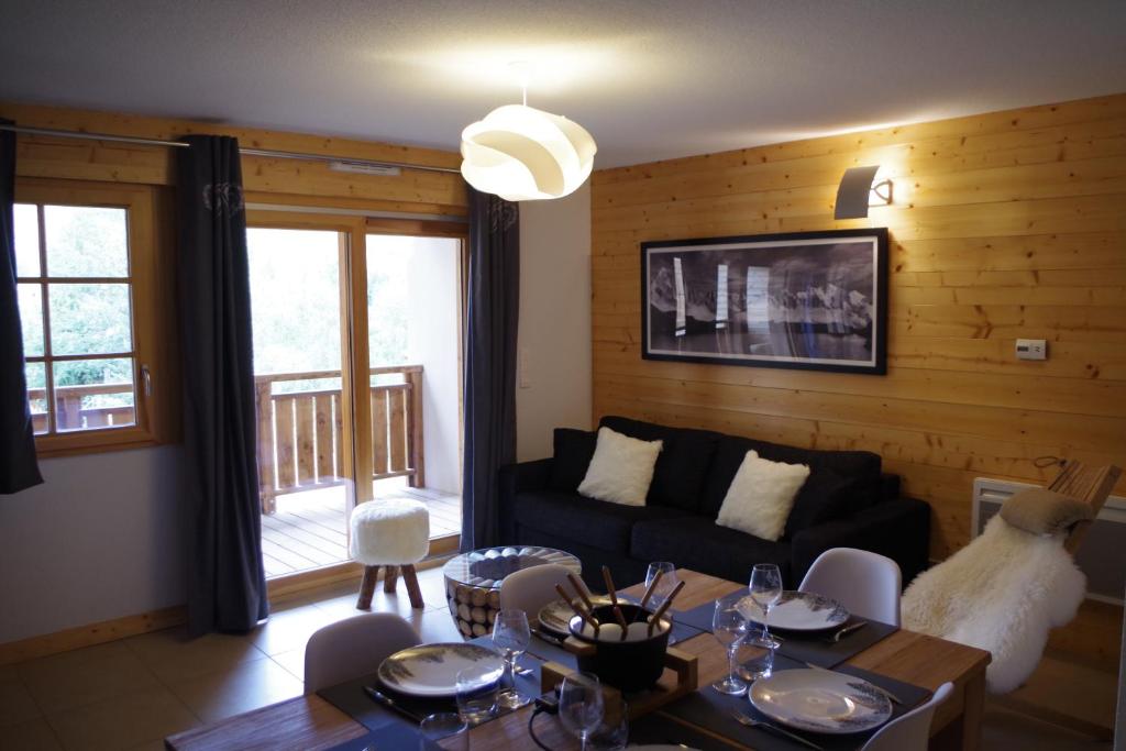 莱德萨阿尔卑斯Résidence : Le Crystal Chalet的客厅配有沙发和桌子