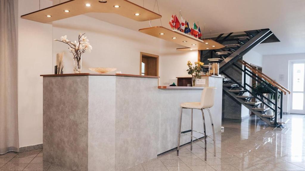 马达伯乐斯拉夫Penzion Solid Spa的一个带柜台和楼梯的厨房