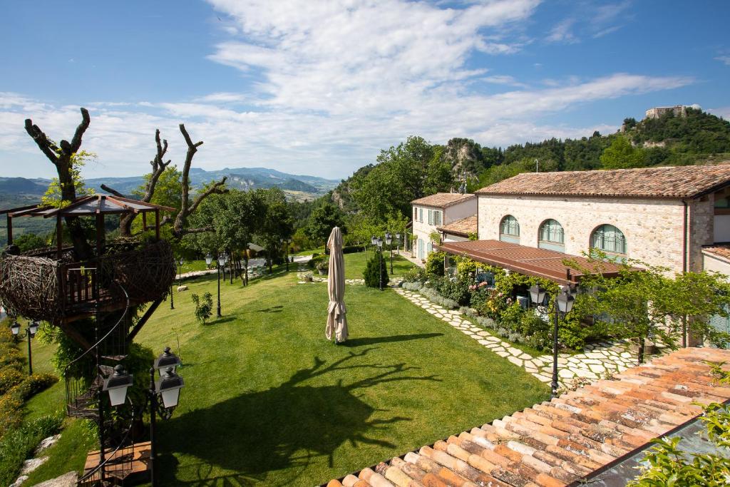 TorrianaTenuta Saiano Resort的建筑和庭院的空中景观