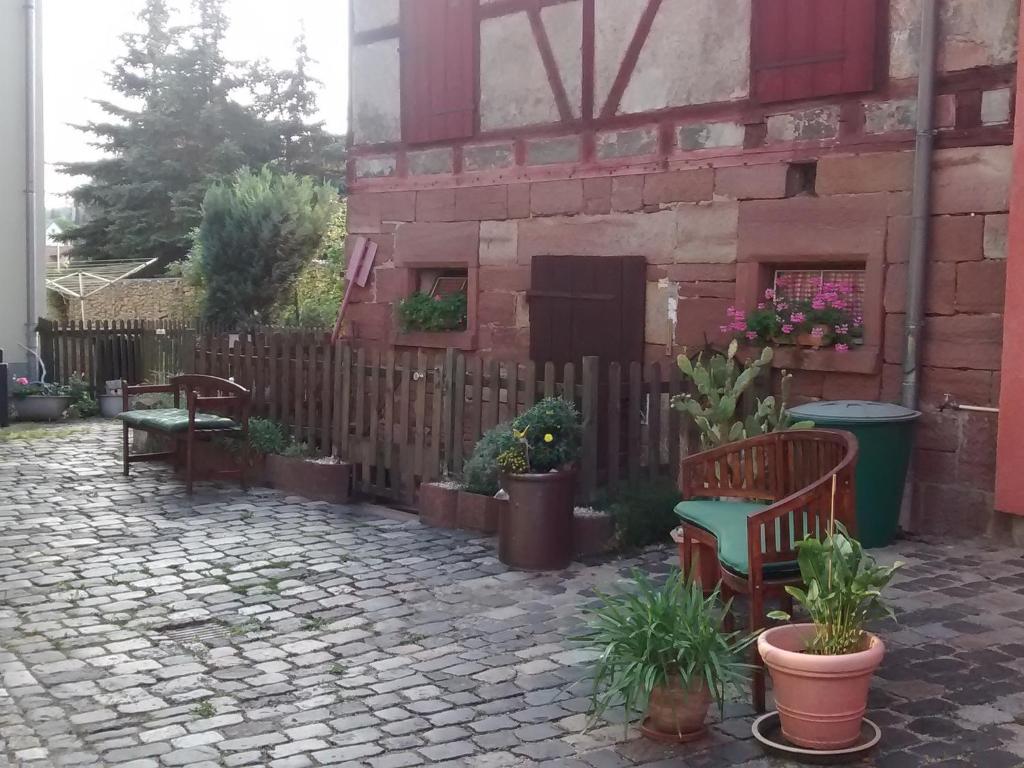 巴特贝尔卡Landhauspension Rank的一个带长椅和盆栽的庭院和围栏