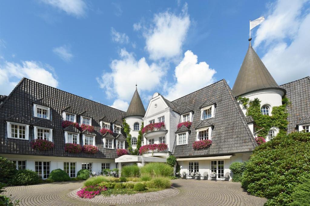 维梅河畔罗滕堡兰德豪斯瓦史特霍夫酒店的黑色屋顶的白色大建筑