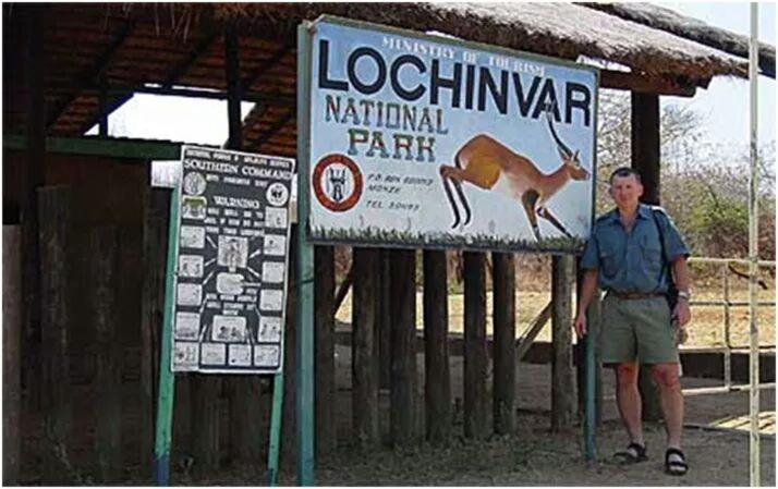 Lochinvar National ParkLochinvar Safari Lodge of Lochinvar National Park - ZAMBIA的站在标志旁,有袋鼠在上面