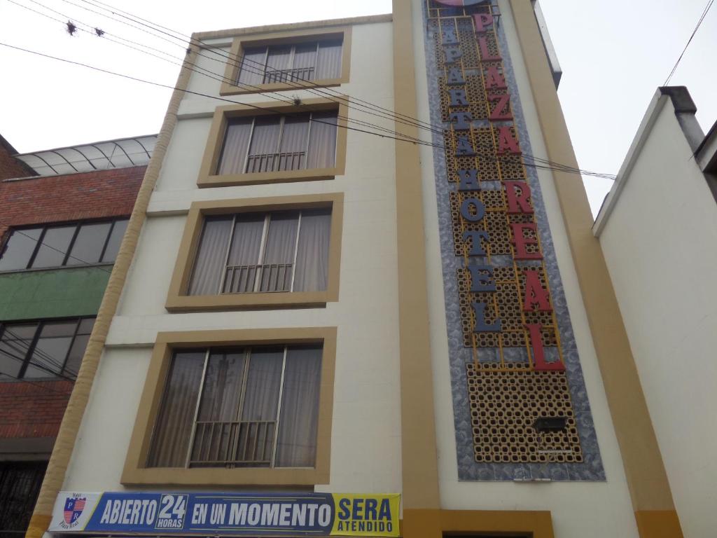 卡利Aparta Hotel Plaza Real Norte的一面是马赛克的建筑