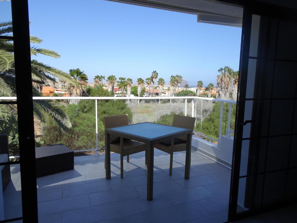 圣米格尔德阿沃纳Appartamento Indipendente in Villa - Golf Del Sur的阳台配有一张桌子和两把椅子