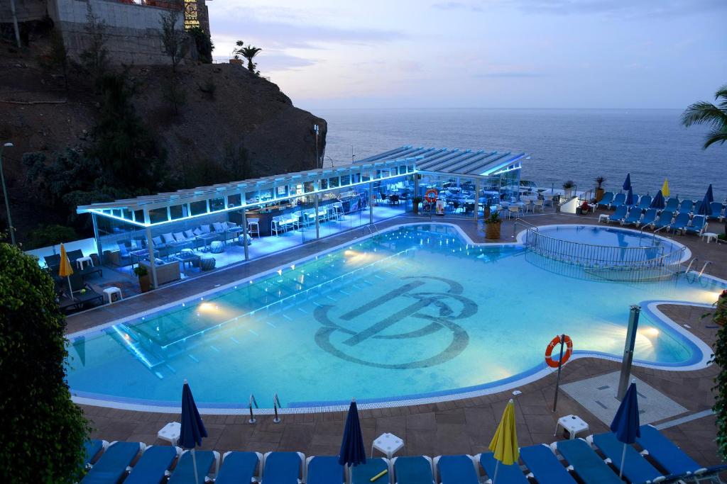 波多黎各巴伊亚布兰卡酒店的一个大型的游泳池,背景是大海