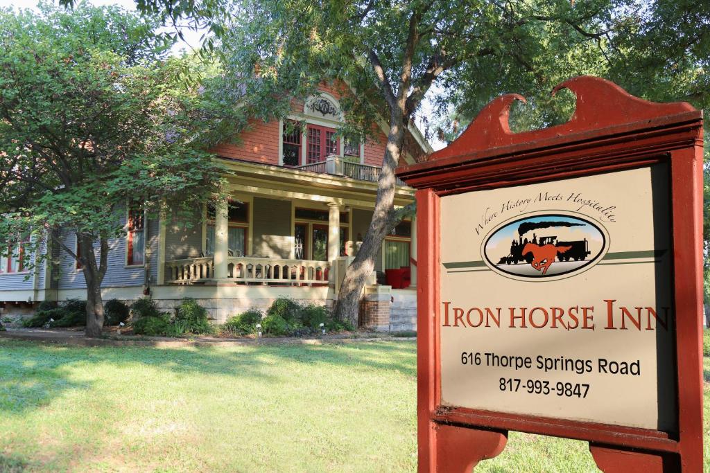 格兰伯里Iron Horse Inn的房屋前的铁屋旅馆标志