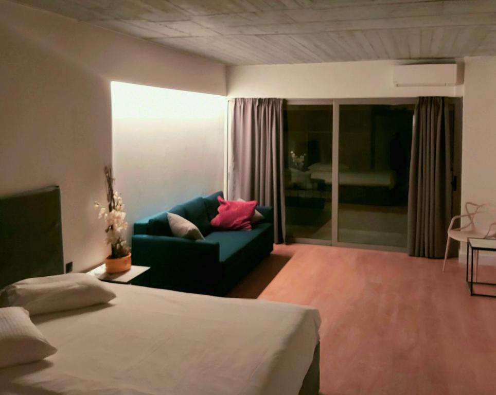雅典The Link Athens的酒店客房,配有床和沙发