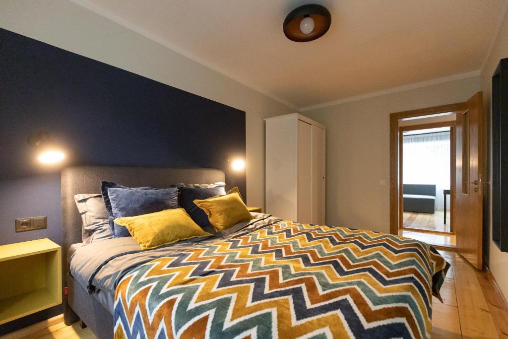 瓦尔米耶拉City center Gauja apartment的一间卧室配有一张带黄色枕头的大床
