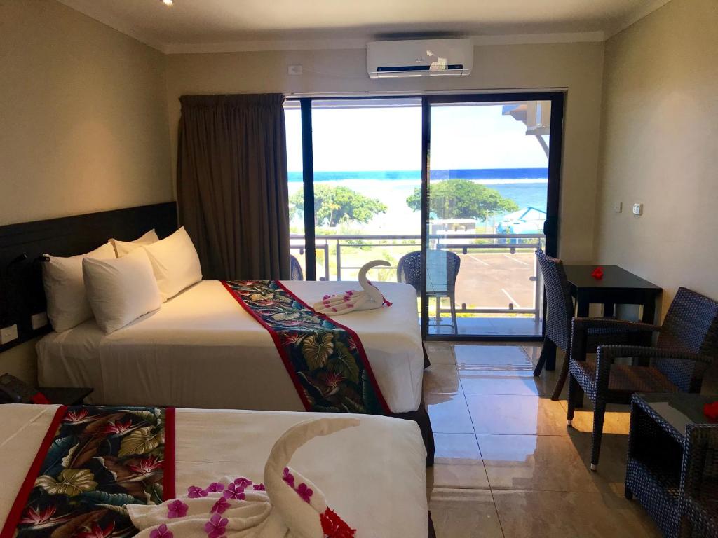 YanduaYadua Bay Resort & Villas的酒店客房设有两张床,享有海景。