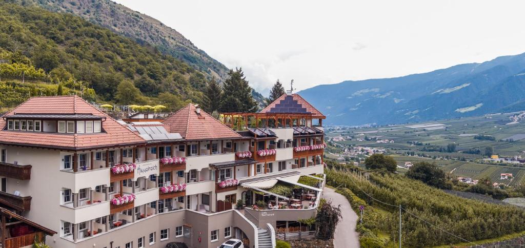 卡斯泰尔贝洛Panorama Hotel Himmelreich的山丘上以山为背景的酒店
