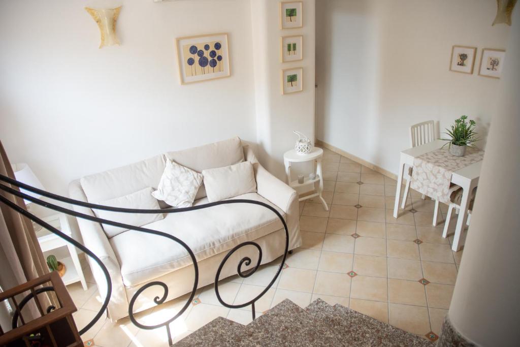 波西塔诺Scalinatella的客厅配有沙发和桌子