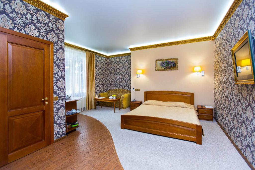 敖德萨克卢姆巴公寓酒店的一间卧室设有一张床和一间客厅。