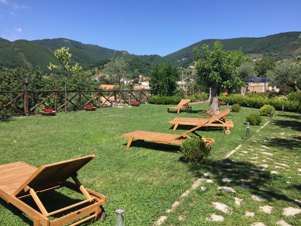 特拉蒙蒂B&B Fior Tramonti的山地的三张野餐桌