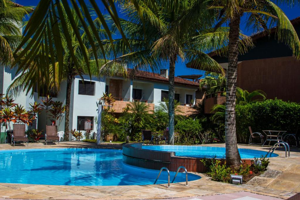 博西坎加拉里摩尔旅馆的一座楼前棕榈树游泳池