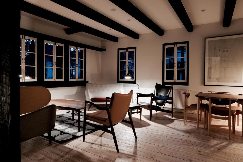 白马村House of Finn Juhl Hakuba的配有桌椅和窗户的房间
