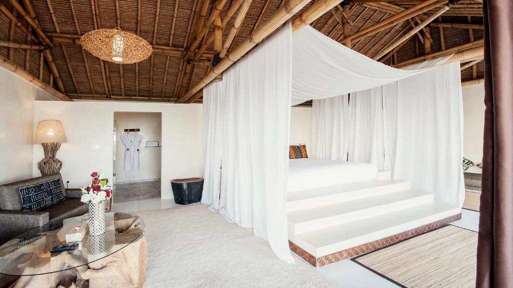 达赫拉La Crique Nature & Spa的一间卧室设有一张床和一间客厅。