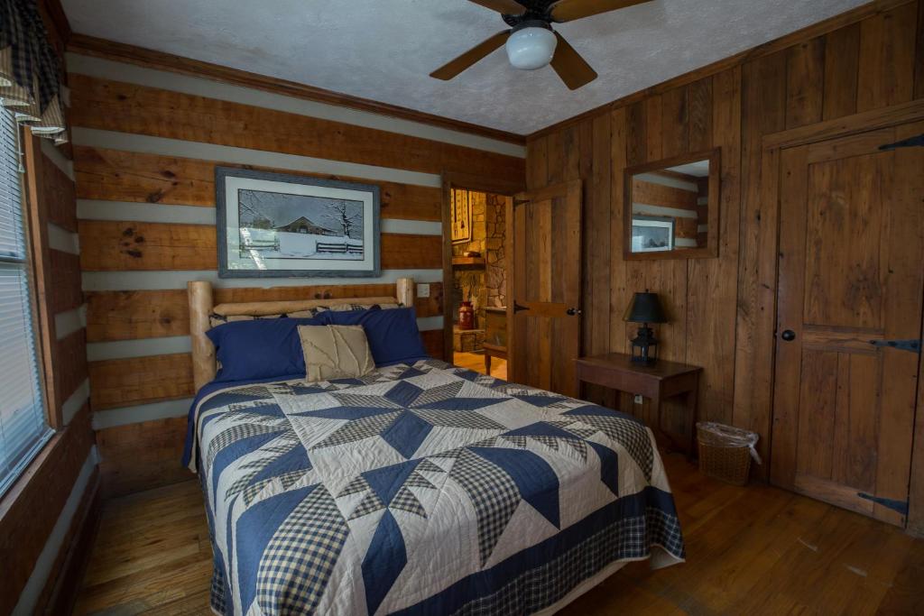 Spruce Pine春仆山酒店的一间卧室配有一张床和吊扇