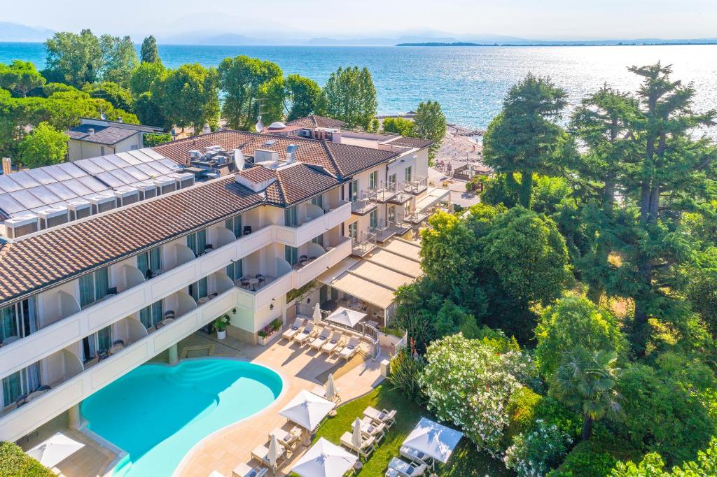 代森扎诺-德尔加达Villa Rosa Hotel Desenzano的享有酒店空中美景,设有游泳池