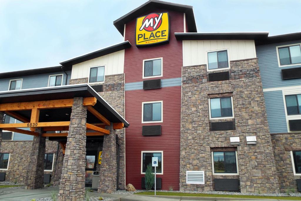 帕斯科My Place Hotel- Pasco/Tri-Cities, WA的一座红色的大建筑,上面有比萨饼的标志