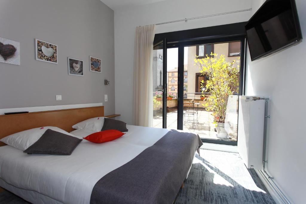斯特拉斯堡德利酒店的一间卧室设有一张大床和一个大窗户