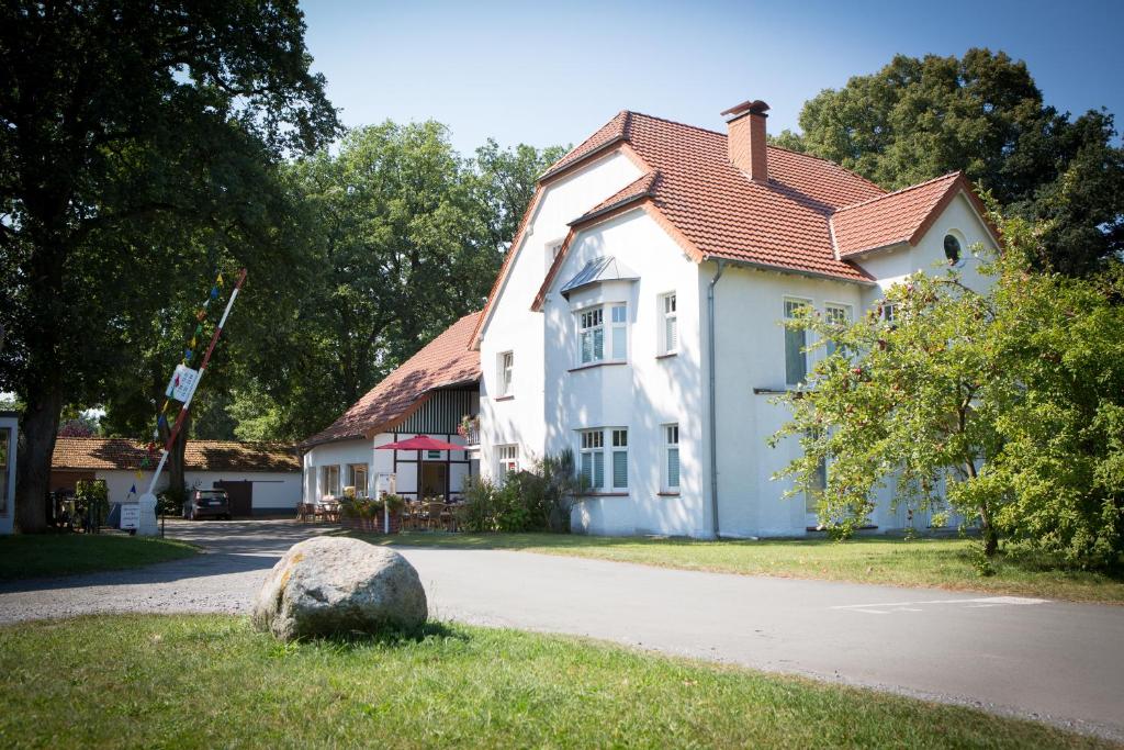 施洛斯霍尔特-斯图肯布罗克Komfort-Ferienwohnungen"Am Furlbach"的前面有岩石的白色房子