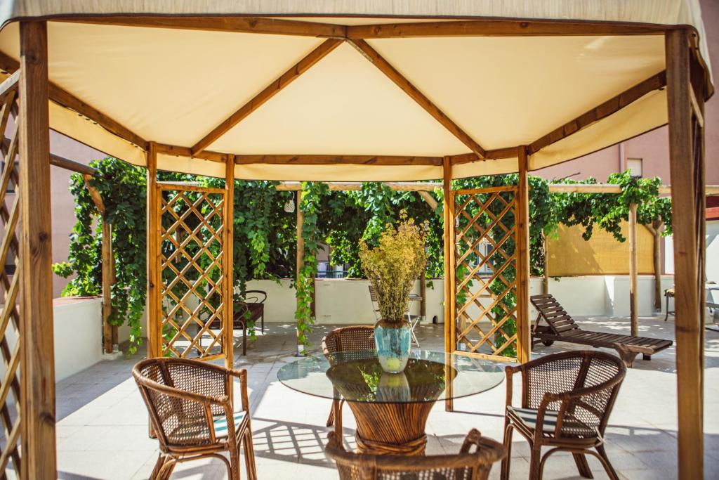 巴列塔Casa Duconte的一个带桌椅的庭院和一个帐篷