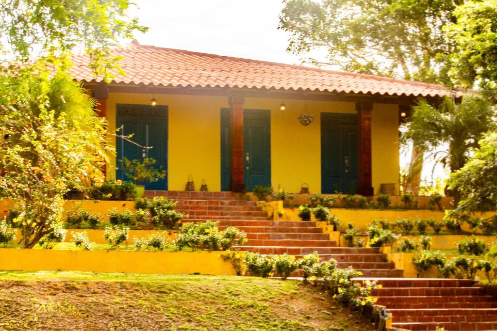 Los SantosFinca Pamel的前面有楼梯的黄色房子