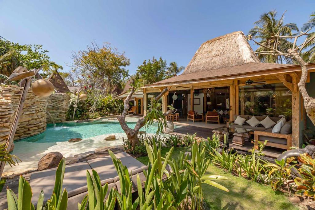 吉利特拉旺安昆诺别墅 的一个带游泳池和房子的度假胜地
