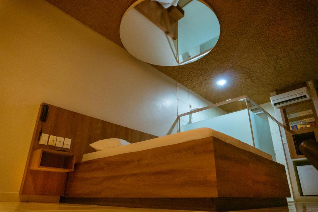 马塞约贾丁斯情趣酒店（仅限成人入住）的一间设有楼梯的客房,墙上设有镜子