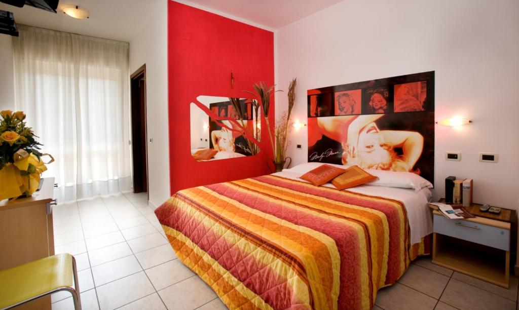 阿尔巴·阿德里亚蒂卡Hotel Villa Cesare B&B的一间卧室设有一张床和红色的墙壁