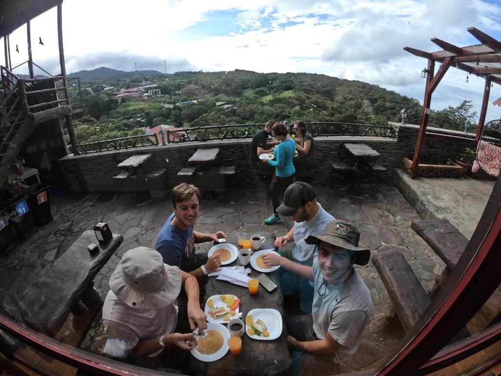 蒙泰韦尔德哥斯达黎加俯瞰海景住宿加早餐旅馆的一群坐在桌子旁吃食物的人