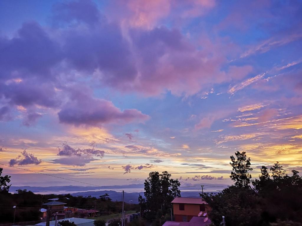 蒙泰韦尔德哥斯达黎加Calathea Lodge Monteverde的日落时分的云天美景