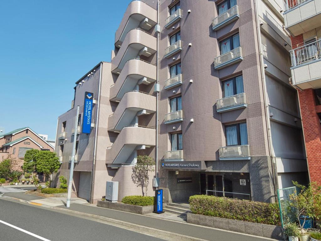 东京HOTEL MYSTAYS Kiyosumi Shirakawa的城市街道上一座高耸的公寓楼
