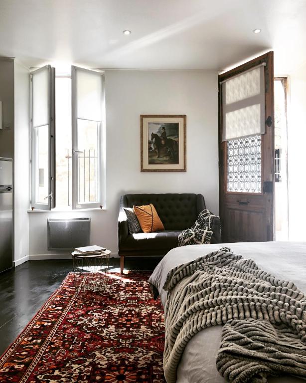 雅尔纳克Studio du Cherche Midi的一间卧室配有一张床和一张沙发