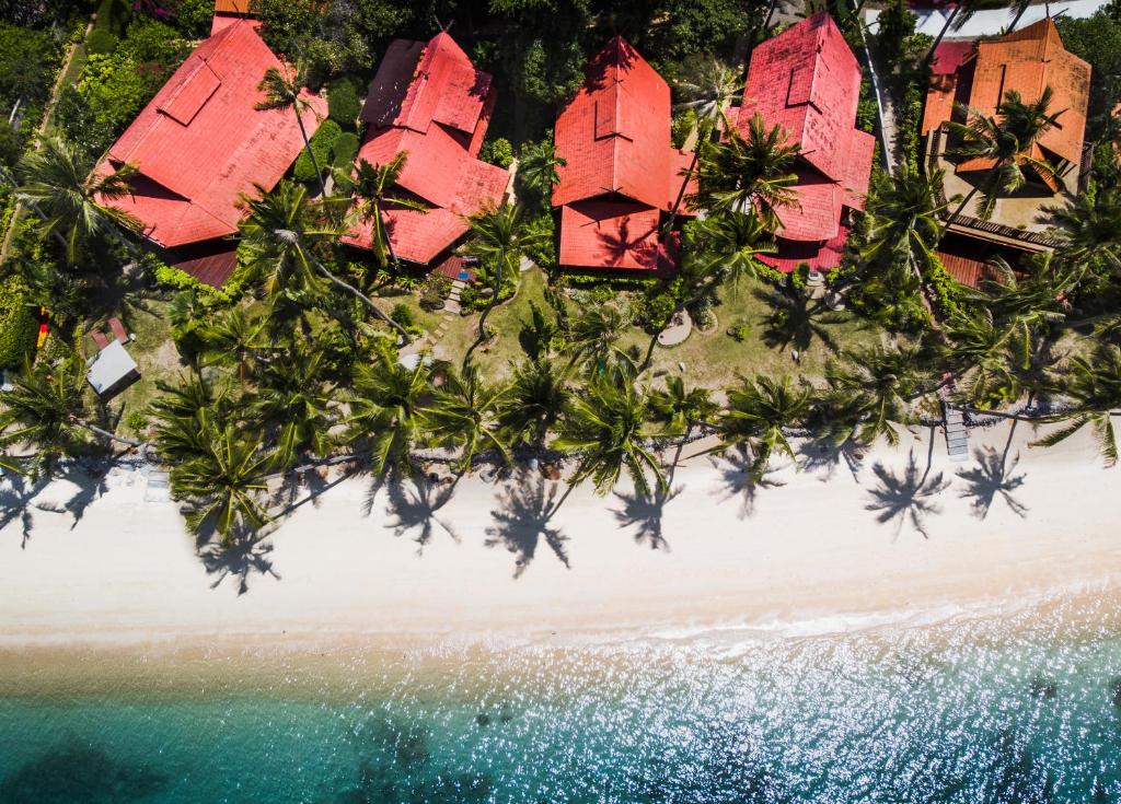班邦宝苏梅岛内提夫斯别墅的海滩上的度假村的空中景观