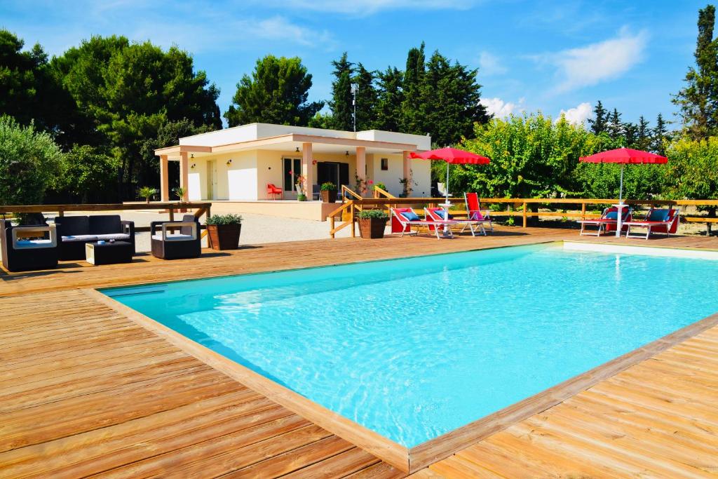 加利波利B&B Villa Jonica的一座带房子的游泳池