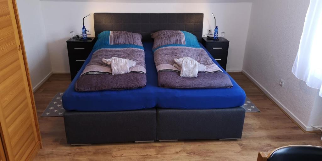 杜塞尔多夫SleepCentral的蓝色床罩的房间里的一个床位